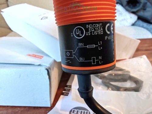 IFM KI0016 kapacitív érzékelő, közelítés-érzékelő, M30, érzékelés: 15 mm/ax511