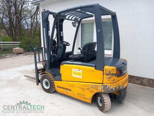  3 tonnás elektromos targonca Jungheinrich EFG430  kítűnő állapotban eladó