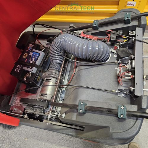 Ipari önjáró seprőgép TANDEM KSE 910 porelszívással, ÚJ munkaakkuval.