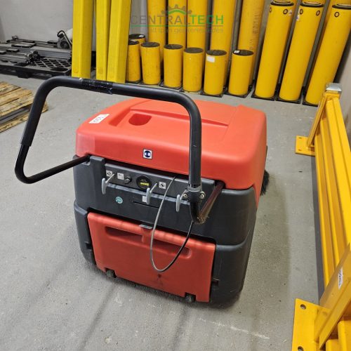 Ipari önjáró seprőgép TANDEM KSE 910 porelszívással, ÚJ munkaakkuval.