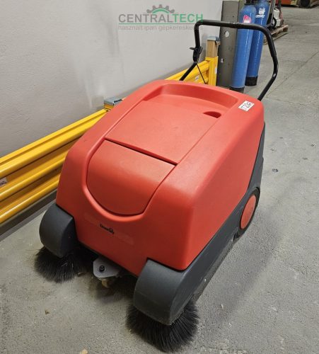 Ipari önjáró seprőgép TANDEM KSE 910 porelszívással, ÚJ munkaakkuval.