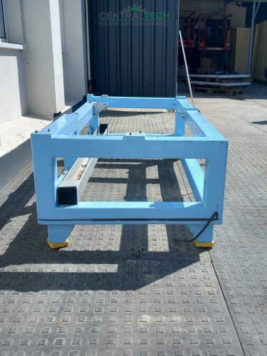 Egyedi gépváz, gépasztal, állvány 80x80 mm zártszelvényből, 1670x800 mm, magasság 520mm 