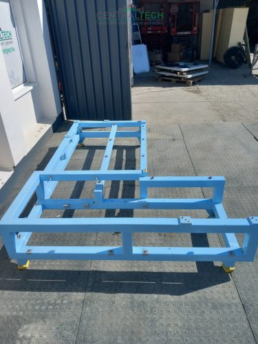 Egyedi gépváz, gépasztal, állvány 80x80 mm zártszelvényből, 3x2 m, magasság 0,54 m 