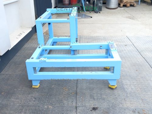 Egyedi gépváz, gépasztal, állvány 80x80 mm zártszelvényből, 1,1x1,7 m