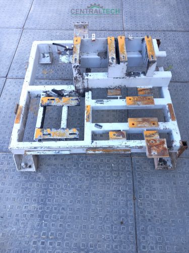 Egyedi gépváz, gépasztal, 1200x1140 mm, magasság 505mm