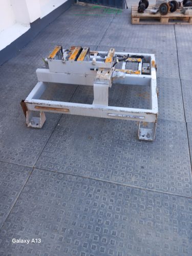 Egyedi gépváz, gépasztal, 1200x1140 mm, magasság 505mm