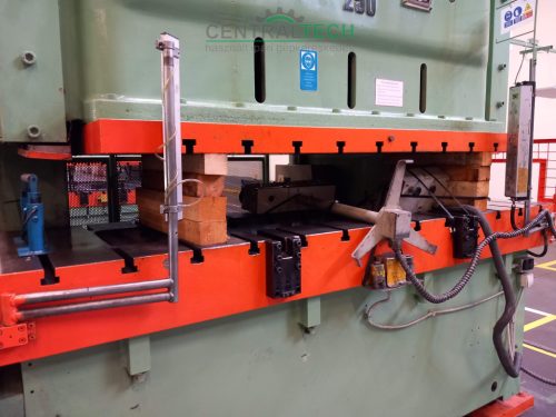 AIDA NC2-250(1) 250t eccentric press in excellent condition
