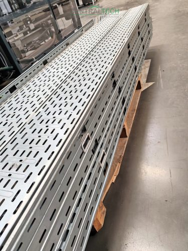 Ipari Legrand perforált 3000x200x60 mm horganyzott acél kábeltálcák és tartozékai eladók!