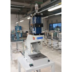   HYUNDAE HP-2000 2t pneumatikus prés présgép újszerű állapotban eladó