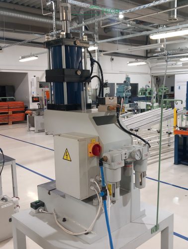 HYUNDAE HP-2000 2t pneumatikus prés présgép újszerű állapotban eladó